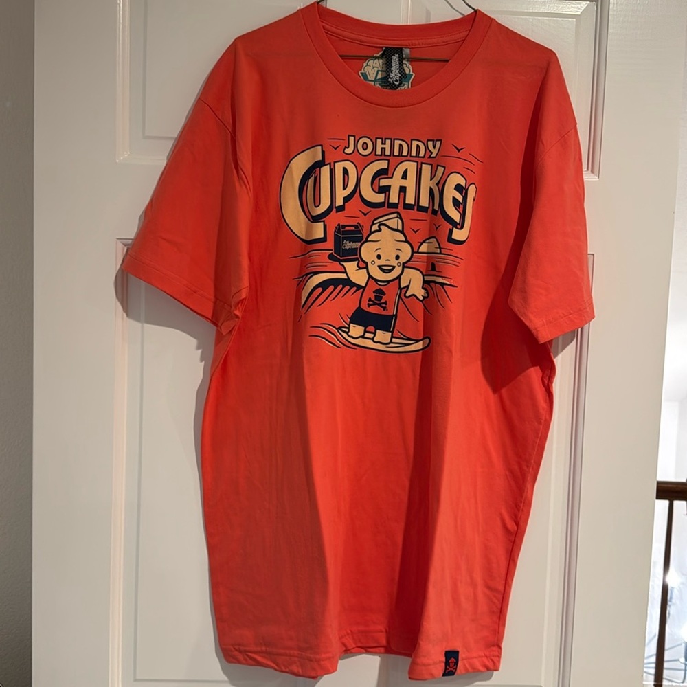 Johnny Cupcakes Surfer Cupcakes XL NWT Coral